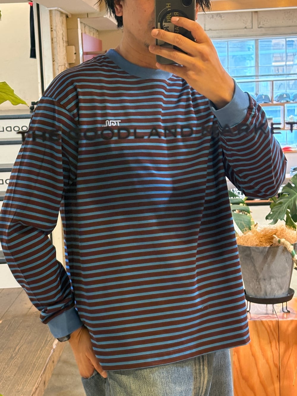 ブラウン系のTシャツ/カットソー、ブルー系のスニーカーを着用したメンズの秋コーディネートの5枚目の写真