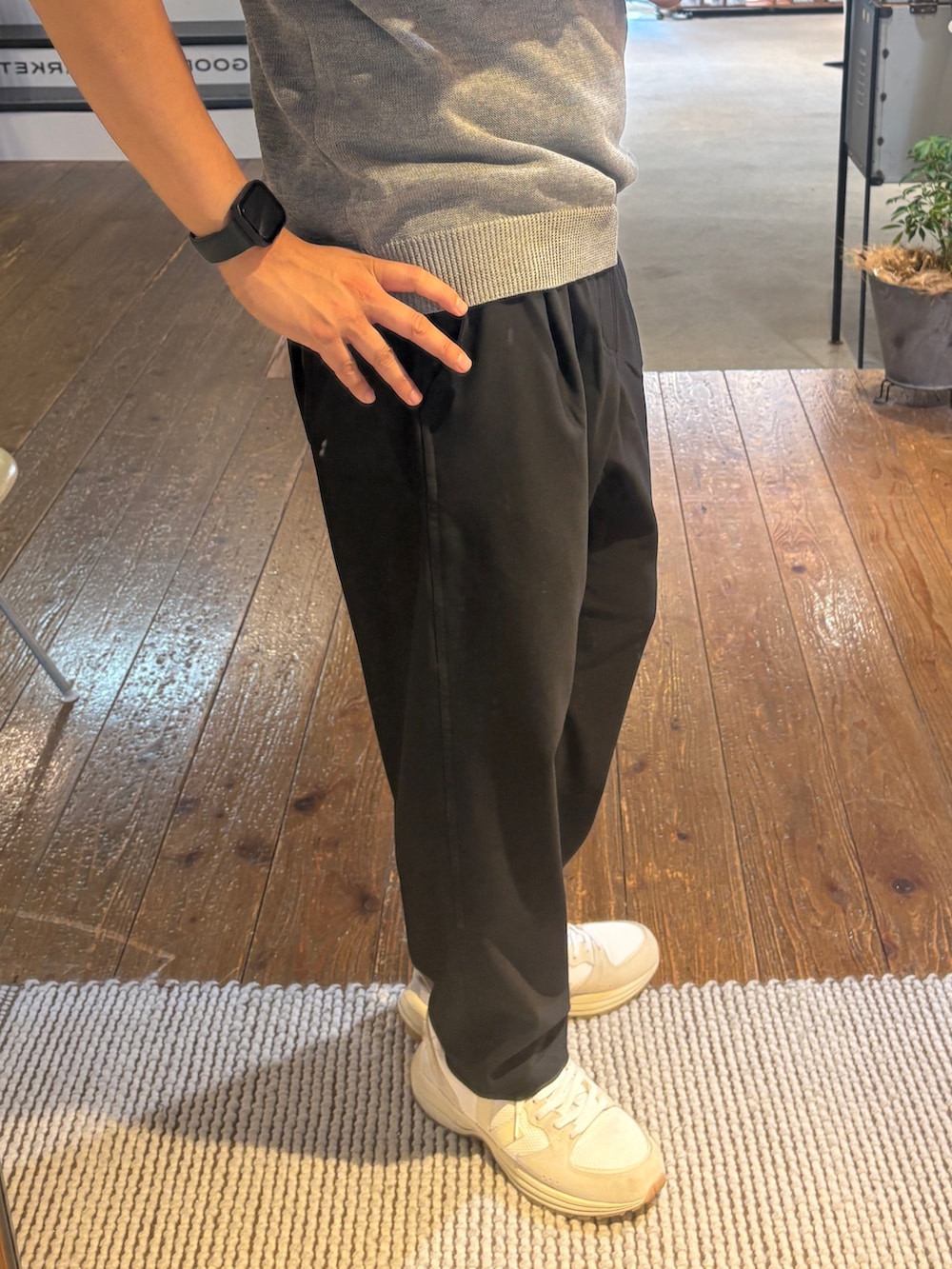 グレー系のニット/セーター、ブラック系のその他パンツを着用したメンズの夏コーディネートの2枚目の写真