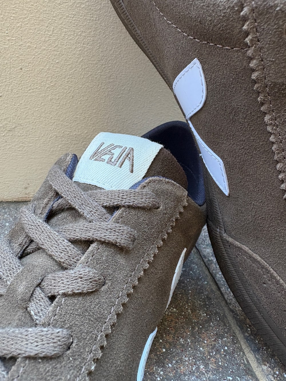 グレー系のニット/セーター、ブラウン系のスニーカーを着用したメンズの秋コーディネートの6枚目の写真