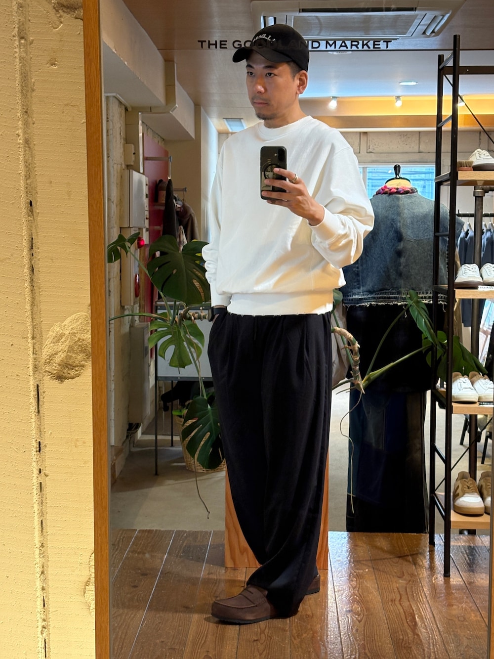 ホワイト系のスウェット、ブラック系のその他パンツ、ブラウン系のサンダルを着用したメンズの秋コーディネートの5枚目の写真