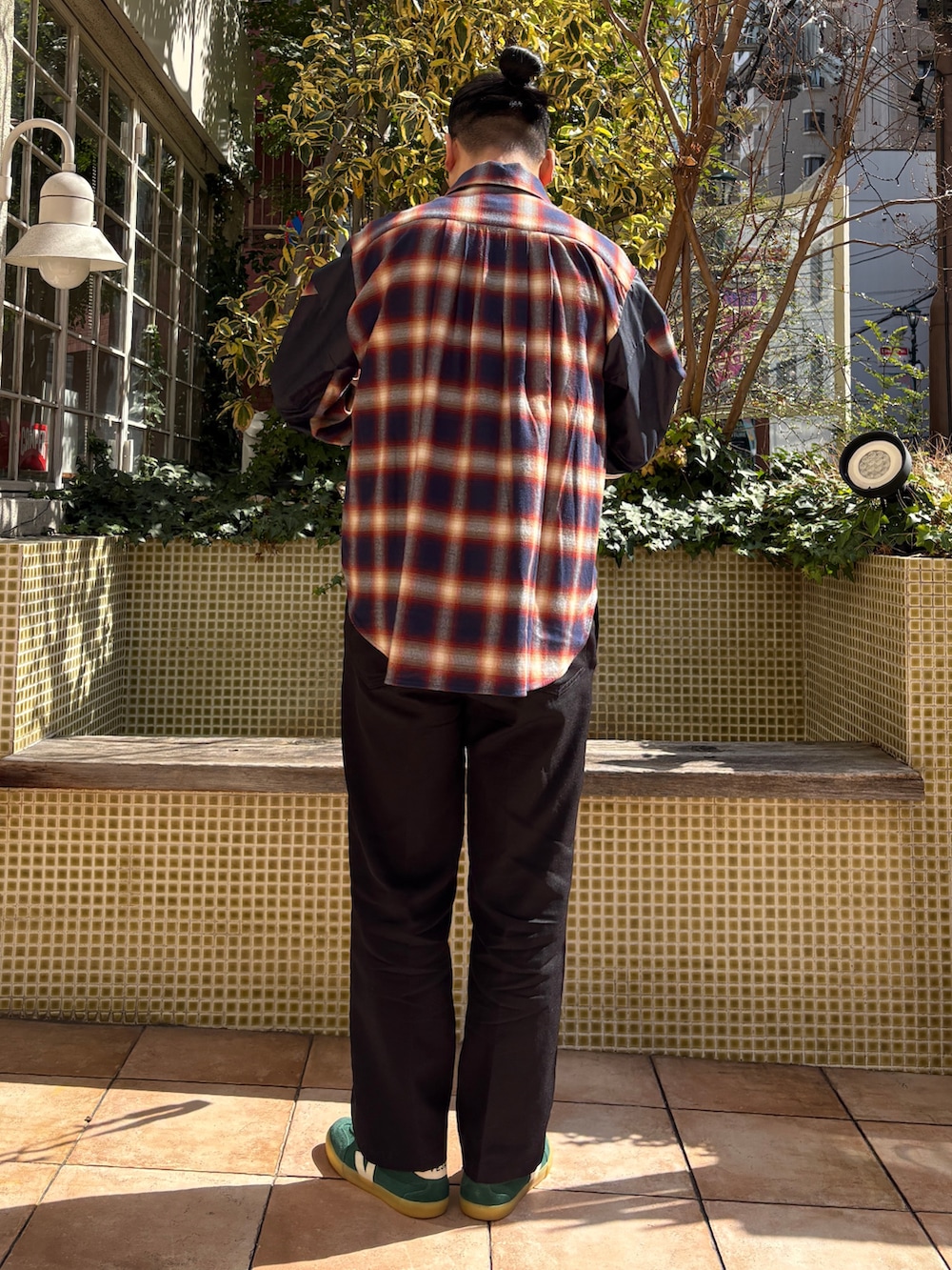 グリーン系のスニーカー、その他のシャツ/ブラウス、ブラック系のショルダーバッグを着用したメンズの春コーディネートの2枚目の写真