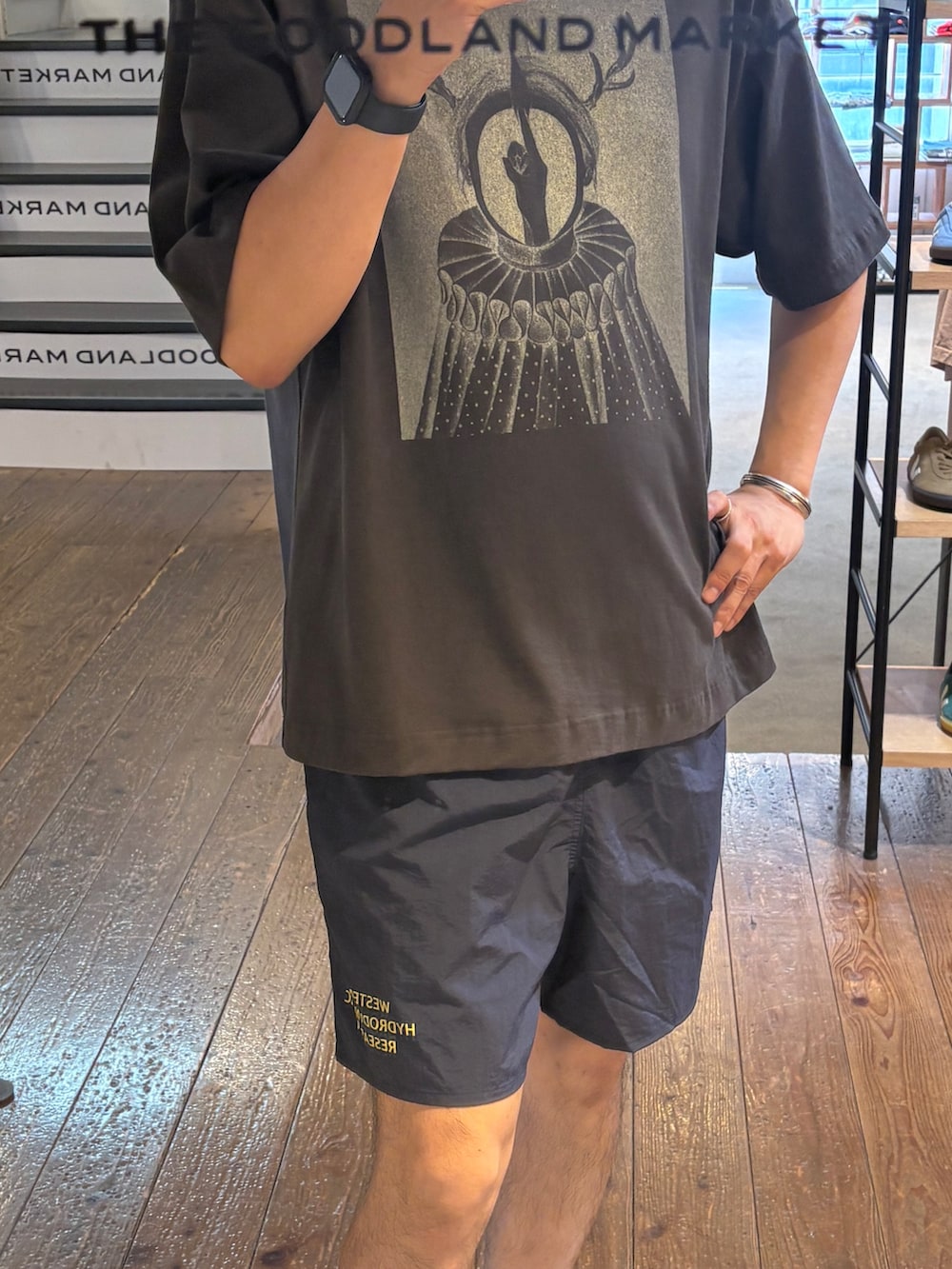 グレー系のTシャツ/カットソー、ブルー系のその他パンツを着用したメンズの夏コーディネートの4枚目の写真
