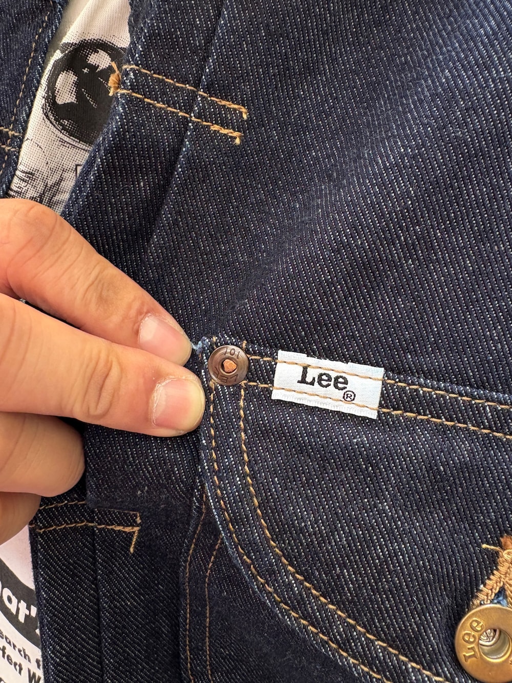 ブルー系のデニムパンツ、ブルー系のデニムジャケット、ホワイト系のTシャツ/カットソーを着用したメンズの冬コーディネートの4枚目の写真