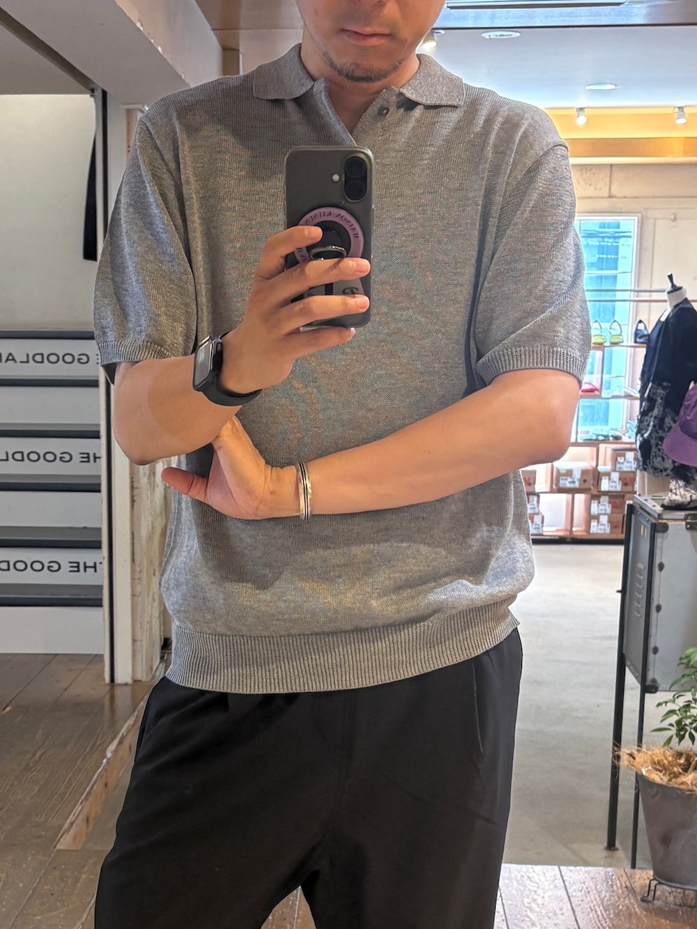 グレー系のニット/セーター、ブラック系のその他パンツを着用したメンズの夏コーディネートの6枚目の写真