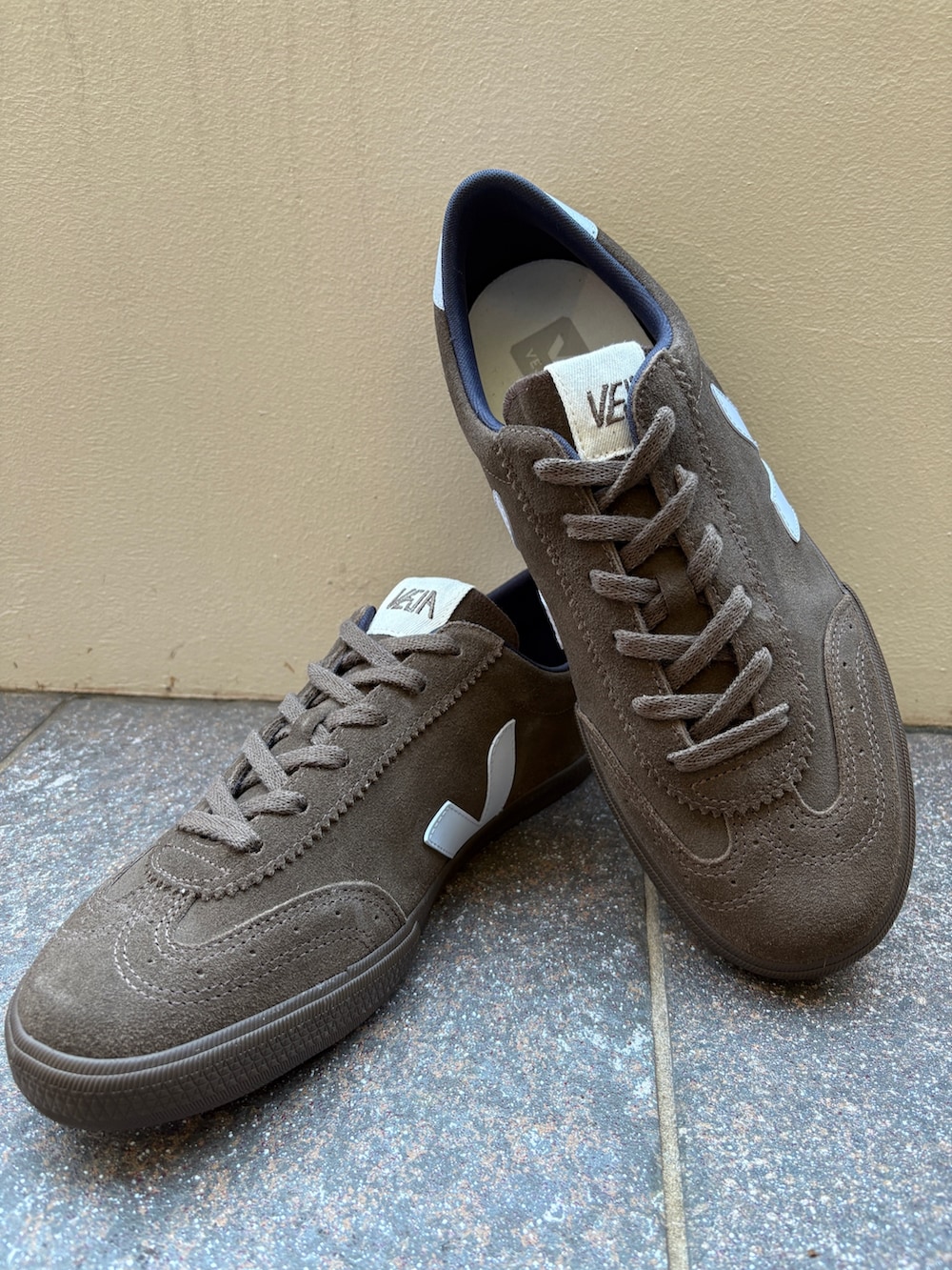 グレー系のニット/セーター、ブラウン系のスニーカーを着用したメンズの秋コーディネートの5枚目の写真