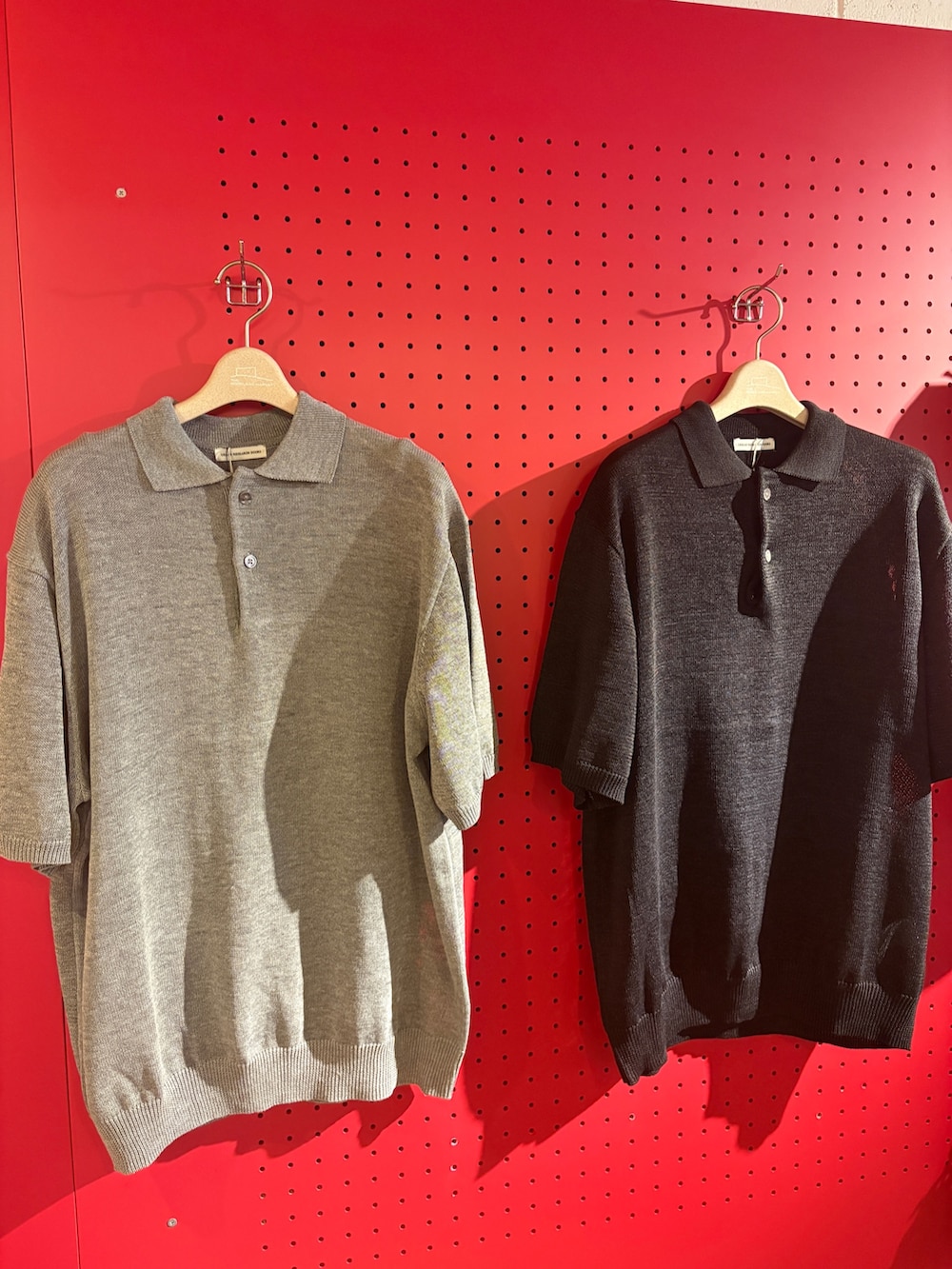 グレー系のニット/セーター、ブラック系のその他パンツを着用したメンズの夏コーディネートの3枚目の写真