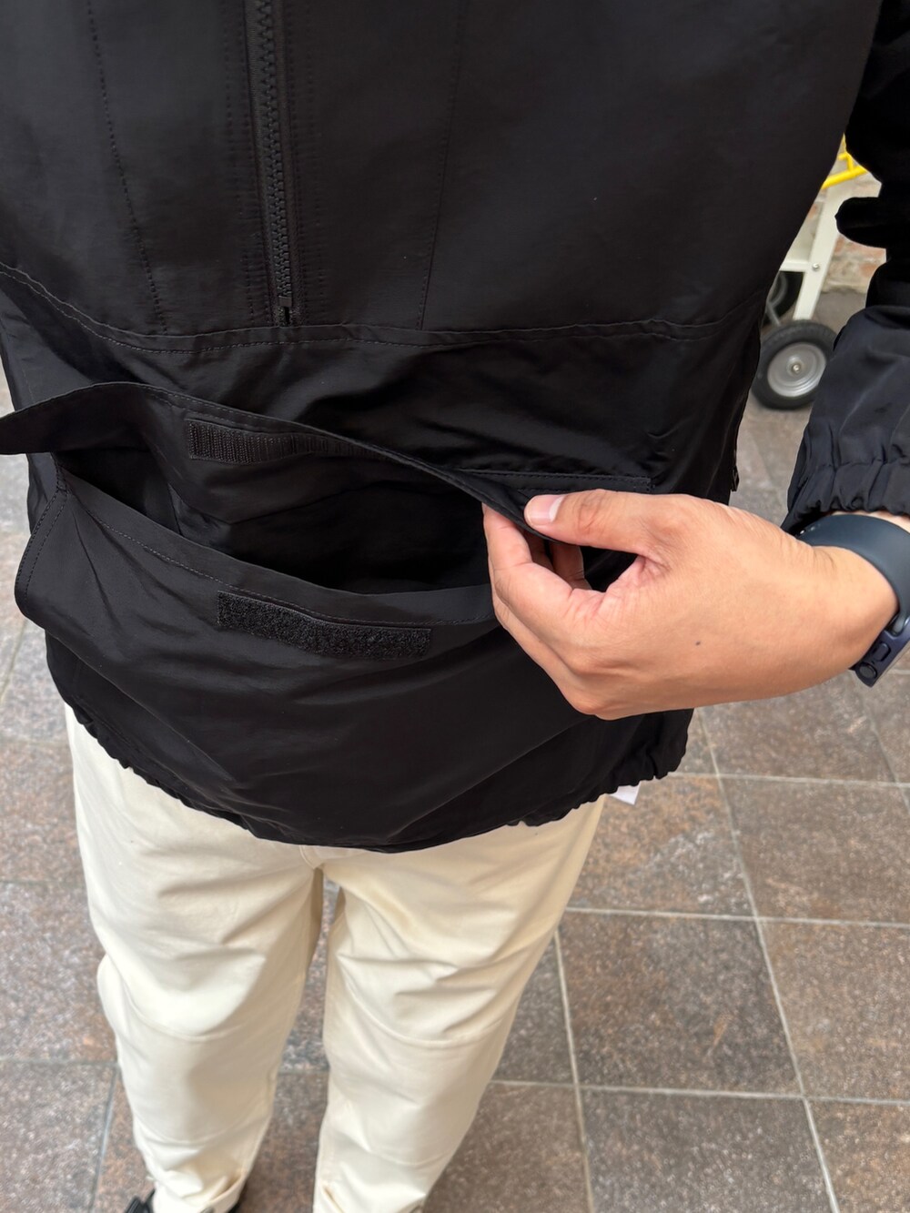 ブラック系のマウンテンパーカー、ホワイト系のその他パンツ、ブラック系のサンダルを着用したメンズの冬コーディネートの4枚目の写真