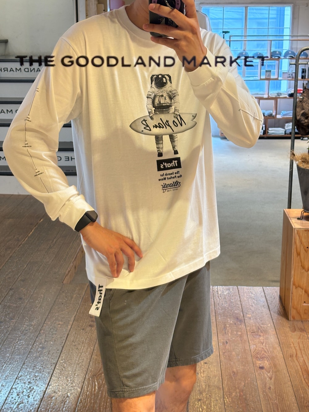 ホワイト系のTシャツ/カットソー、グレー系のその他パンツ、ブラック系のスニーカーを着用したメンズの夏コーディネートの3枚目の写真