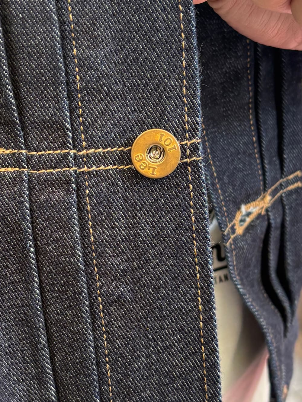 ブルー系のデニムパンツ、ブルー系のデニムジャケット、ホワイト系のTシャツ/カットソーを着用したメンズの冬コーディネートの5枚目の写真