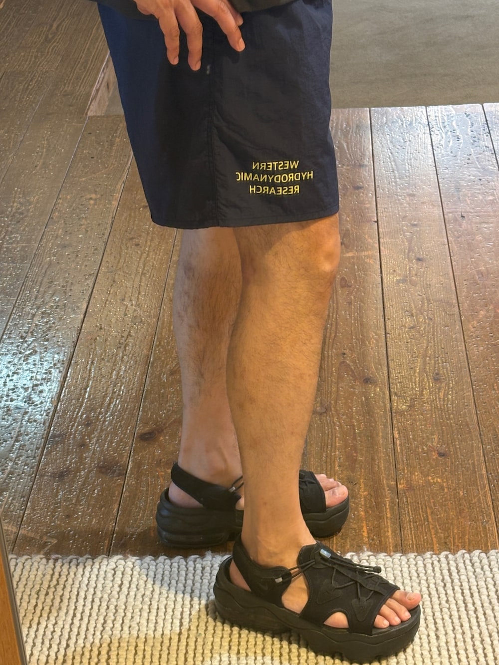 グレー系のTシャツ/カットソー、ブルー系のその他パンツを着用したメンズの夏コーディネートの2枚目の写真