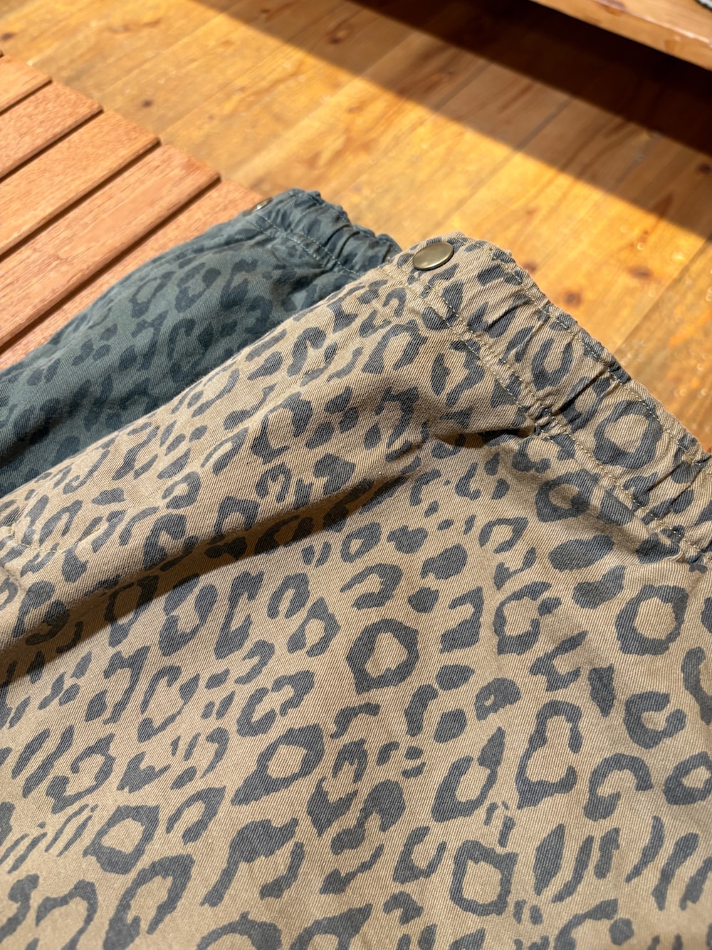 ブルー系のデニムジャケット、ブラウン系のその他パンツ、グレー系のサンダルを着用したメンズの夏コーディネートの3枚目の写真