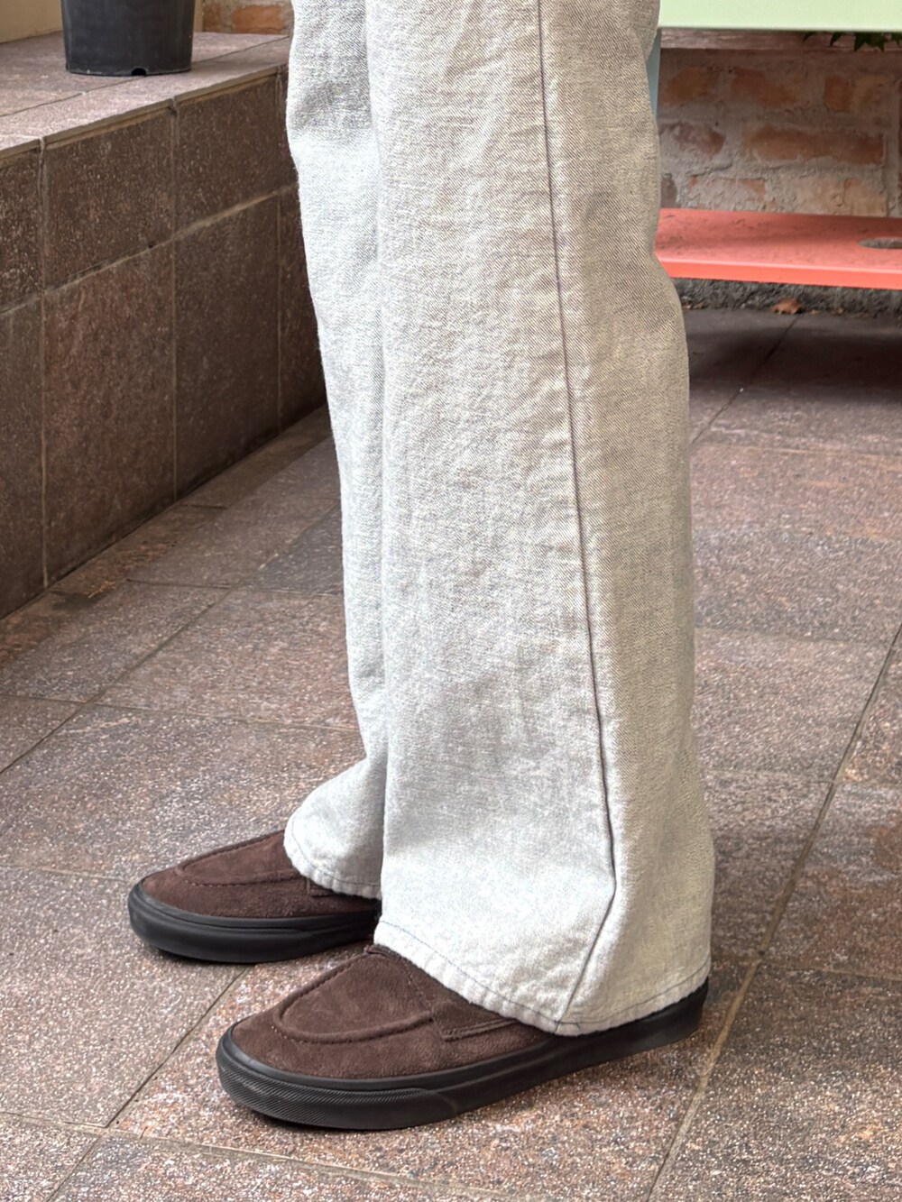 ブルー系のデニムパンツ、グレー系のカーディガン/ボレロを着用したメンズの冬コーディネートの4枚目の写真