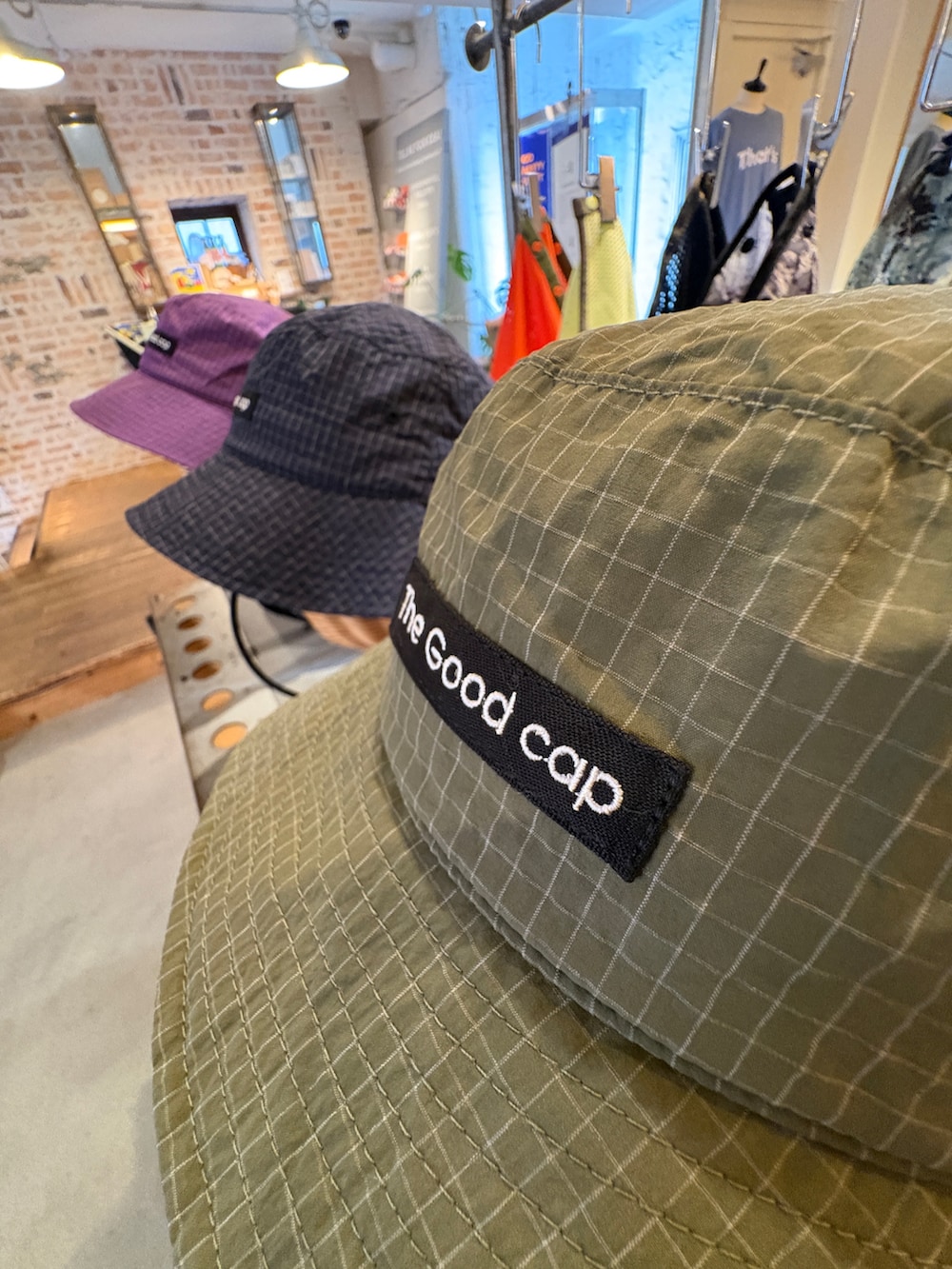 ブラック系のTシャツ/カットソー、ブルー系のハットを着用したメンズの夏コーディネートの4枚目の写真