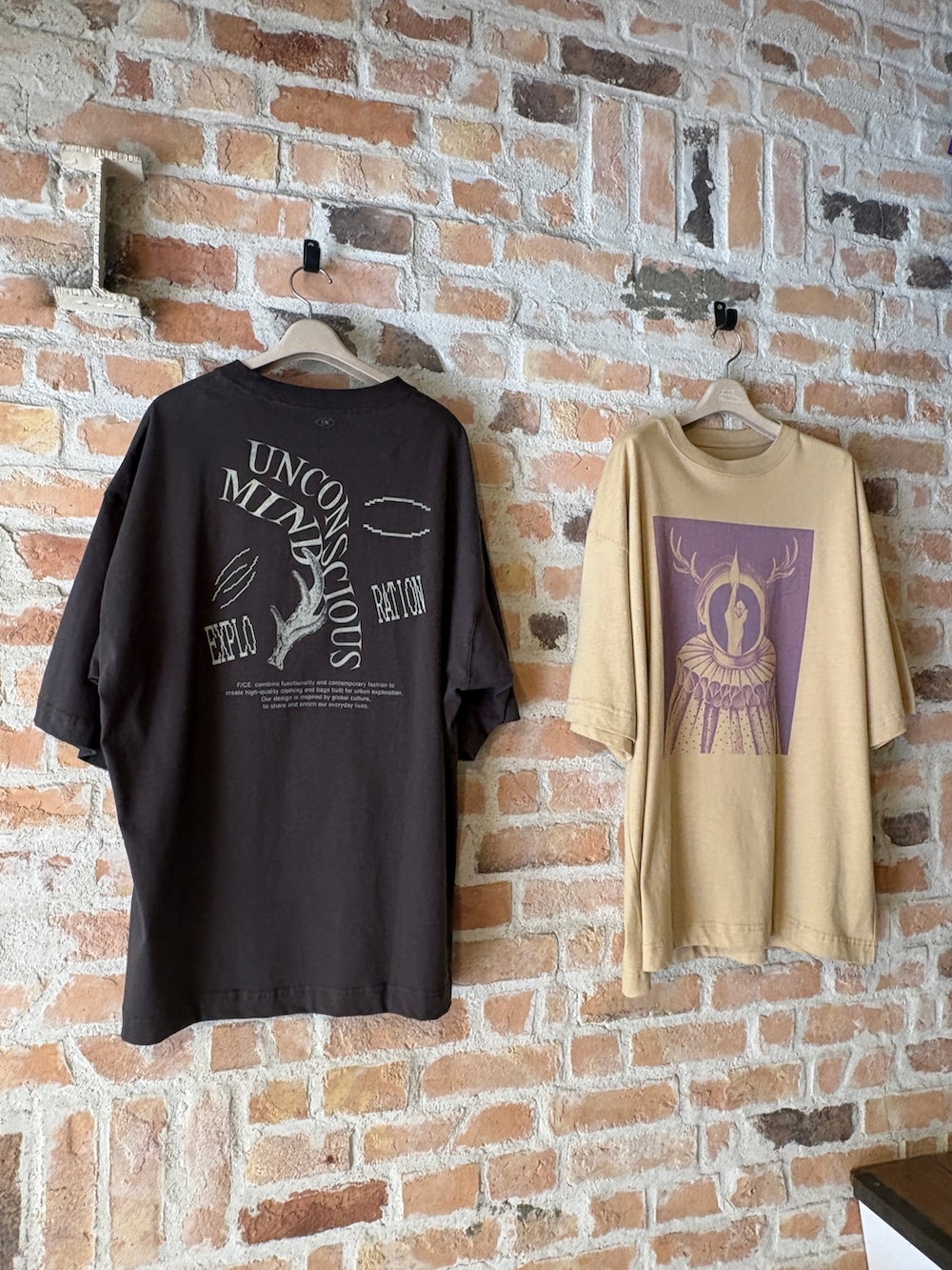 グレー系のTシャツ/カットソー、ブルー系のその他パンツを着用したメンズの夏コーディネートの3枚目の写真