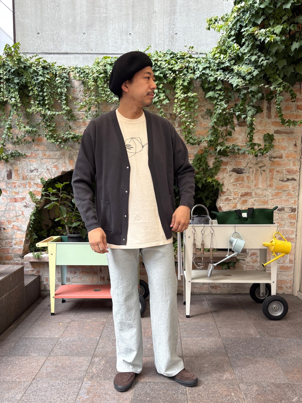 ブルー系のデニムパンツ、グレー系のカーディガン/ボレロを着用したメンズの冬コーディネートの2枚目の写真