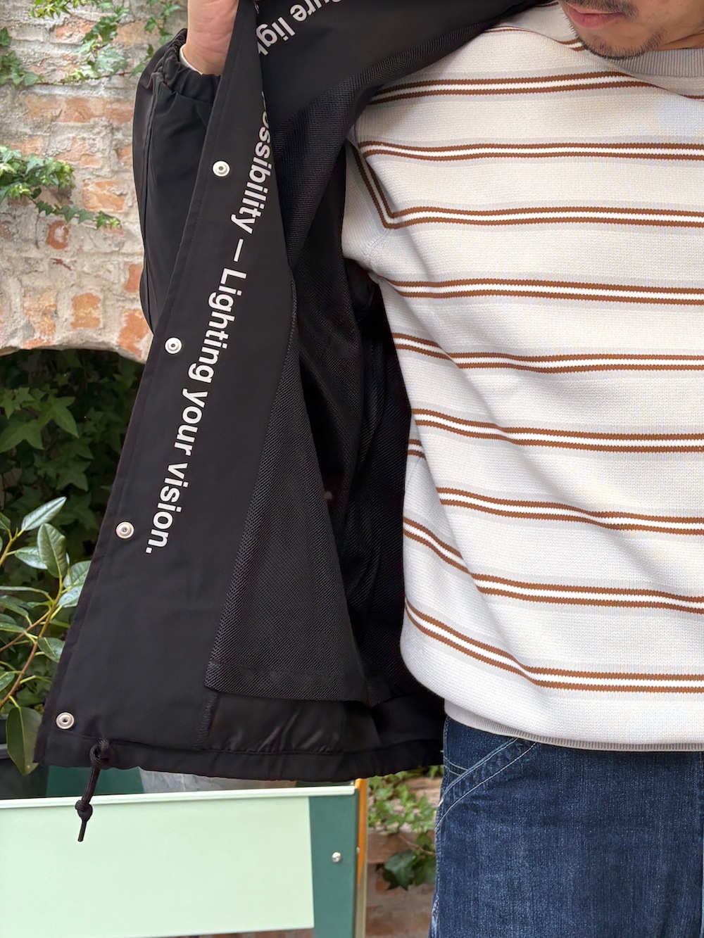 ブラック系のブルゾンを着用したメンズの冬コーディネートの3枚目の写真