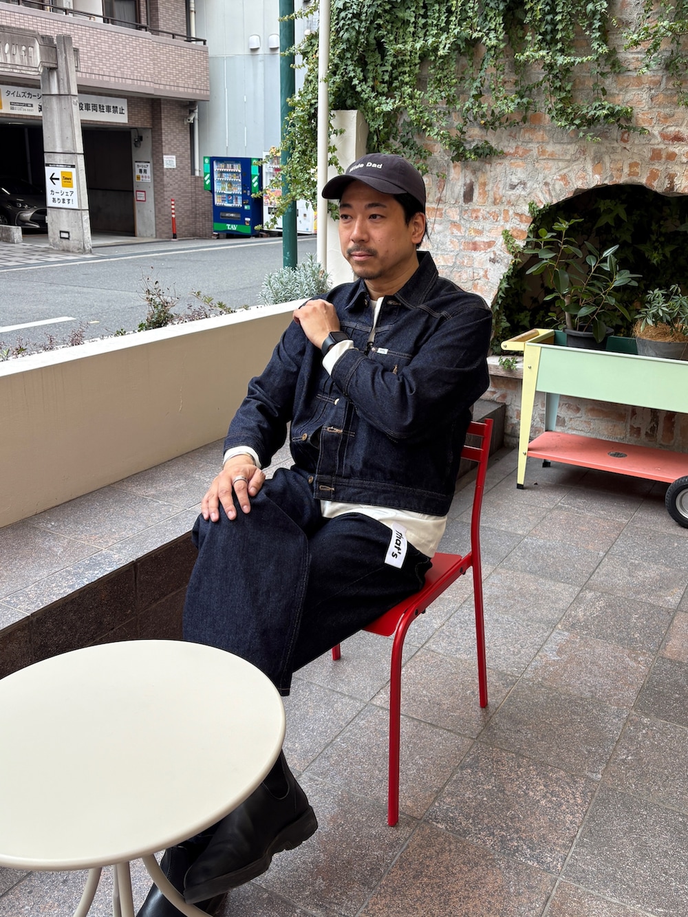 ブルー系のデニムパンツ、ブルー系のデニムジャケット、ホワイト系のTシャツ/カットソーを着用したメンズの冬コーディネートの2枚目の写真