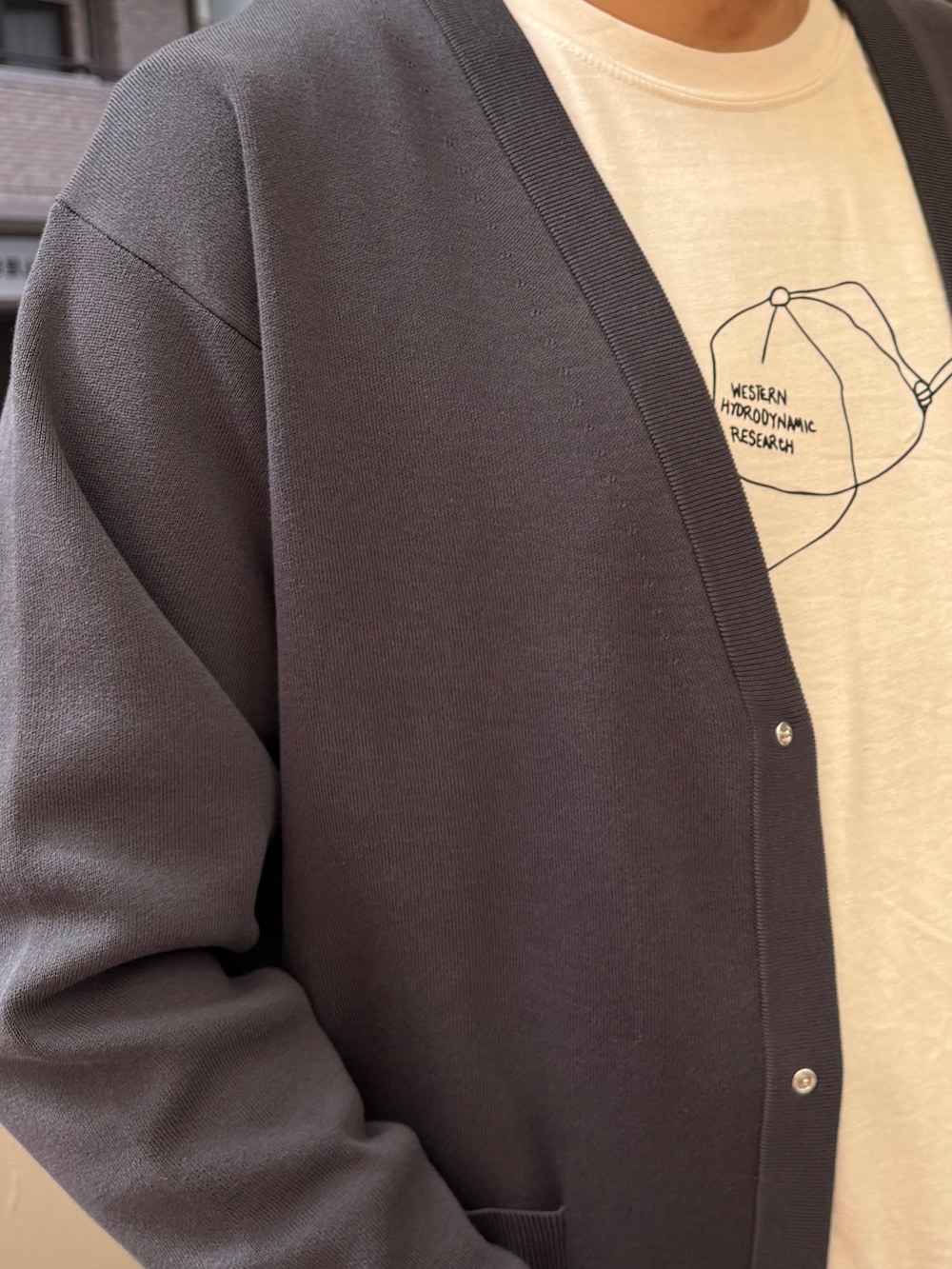 ブルー系のデニムパンツ、グレー系のカーディガン/ボレロを着用したメンズの冬コーディネートの3枚目の写真