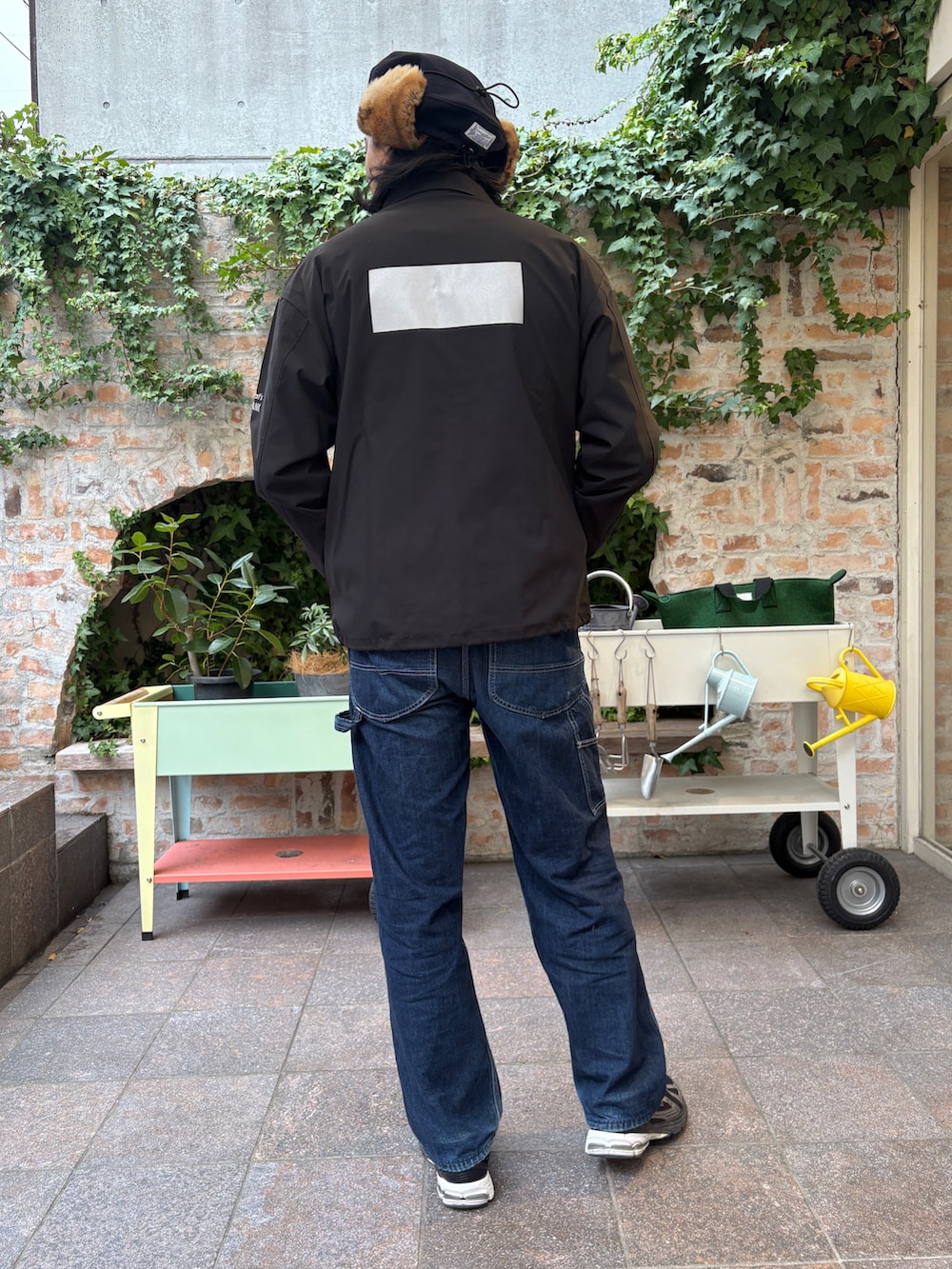 ブラック系のブルゾンを着用したメンズの冬コーディネートの2枚目の写真