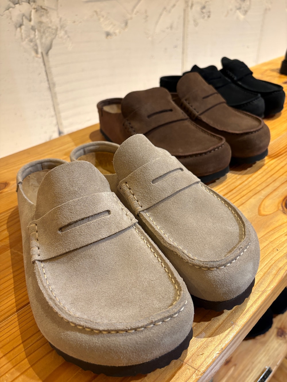 ホワイト系のスウェット、ブラック系のその他パンツ、ブラウン系のサンダルを着用したメンズの秋コーディネートの3枚目の写真