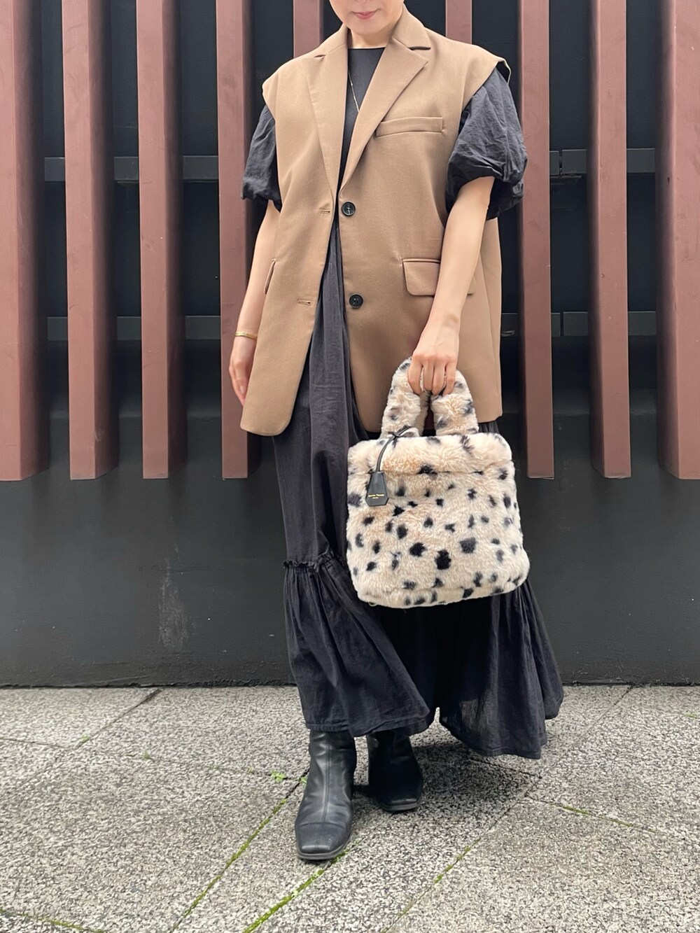 「ファー小物、ワンピース、ベスト、ダルメシアン柄、ブラック、アニマル柄」｜「ZARAのアイテム（ベスト、ブラウン系）」を使った、hamanoirodori01さん（レディース・152cm）の秋コーディネートの2枚目の写真