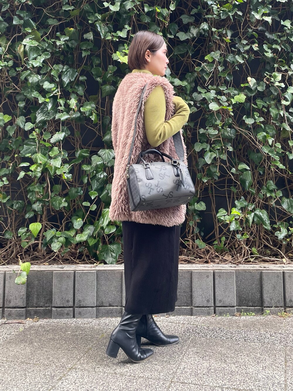 「ファーベスト、ニットスカート、ロゴ、ボストンバッグ」｜「Samantha Thavasaの★STヌーベルオレール ボストンバッグ（ボストンバッグ、ブラック系）」を使った、hamanoirodori01さん（レディース・152cm）の秋コーディネートの3枚目の写真