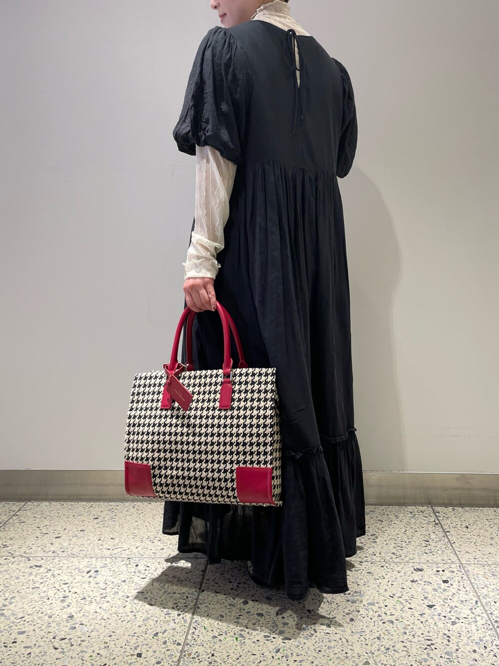 「千鳥格子、千鳥柄、ワンピース、黒、メロー、メリージェーン」｜「Samantha Thavasaのサマンサ ピエドプル トートバッグ 大サイズ（トートバッグ、レッド系）」を使った、hamanoirodori01さん（レディース・152cm）の秋コーディネートの3枚目の写真