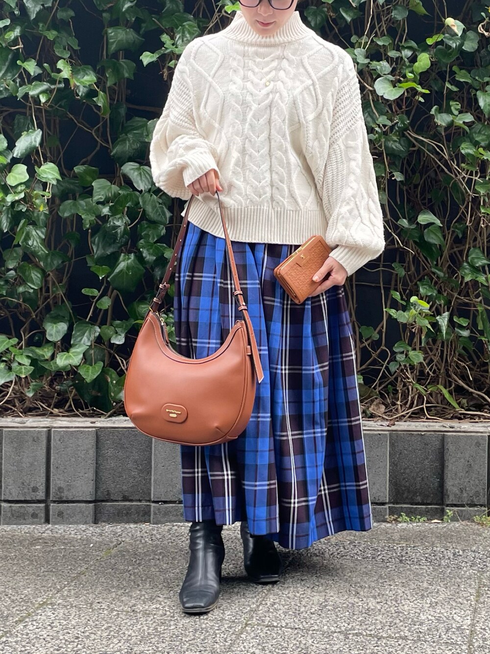 「ニット、白ニット、チェック、プリーツスカート、ブルー、ショルダーバッグ、ブラウン」｜「Samantha Thavasaの★ハーフムーン 合皮ショルダーバッグ 大サイズ（ショルダーバッグ、ブラウン系）」を使った、hamanoirodori01さん（レディース・152cm）の秋コーディネートの2枚目の写真