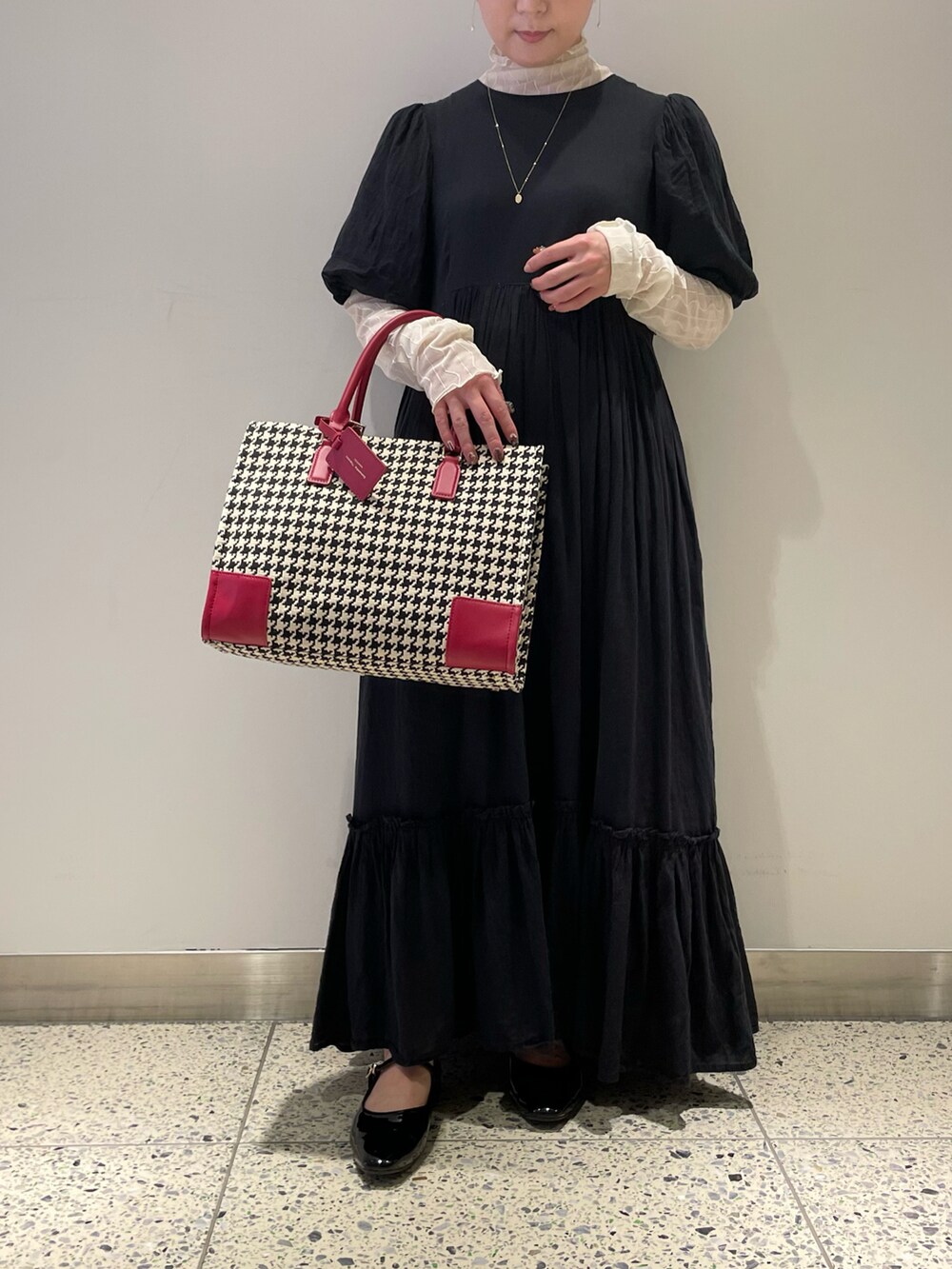 「千鳥格子、千鳥柄、ワンピース、黒、メロー、メリージェーン」｜「Samantha Thavasaのサマンサ ピエドプル トートバッグ 大サイズ（トートバッグ、レッド系）」を使った、hamanoirodori01さん（レディース・152cm）の秋コーディネートの2枚目の写真