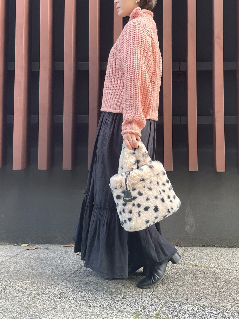 「冬コーデ、ファー小物、ファーバッグ、ピンク、ニット、ワンピース」｜「Samantha Thavasaの★ソフトファー トートバッグ（トートバッグ、その他）」を使った、hamanoirodori01さん（レディース・152cm）の冬コーディネートの2枚目の写真