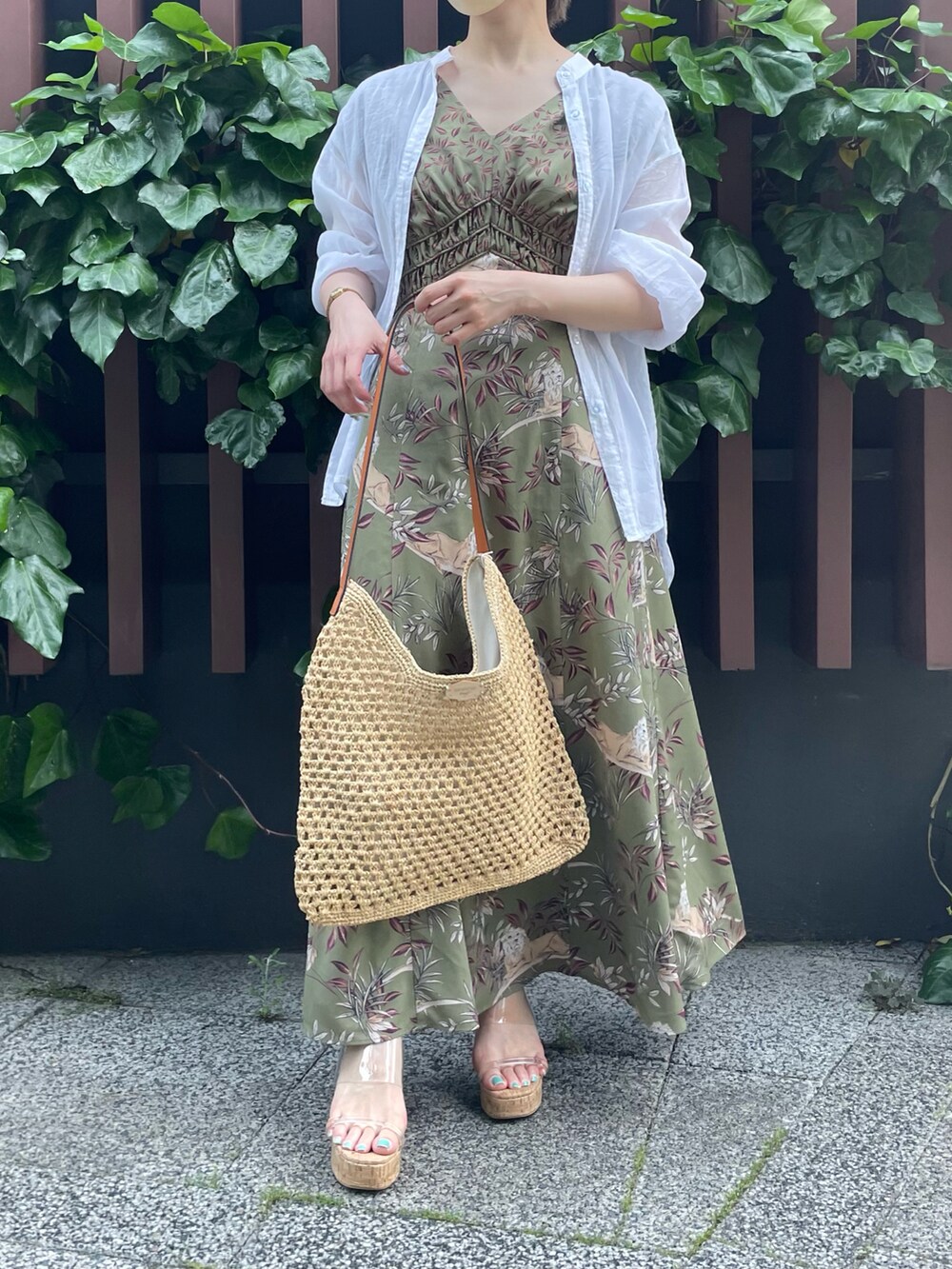 「シアーシャツ、かごバッグ、ワンピース、ボタニカル柄、カーキ」｜「Samantha Thavasaのアイテム（トートバッグ、ベージュ系）」を使った、hamanoirodori01さん（レディース・152cm）の夏コーディネートの2枚目の写真