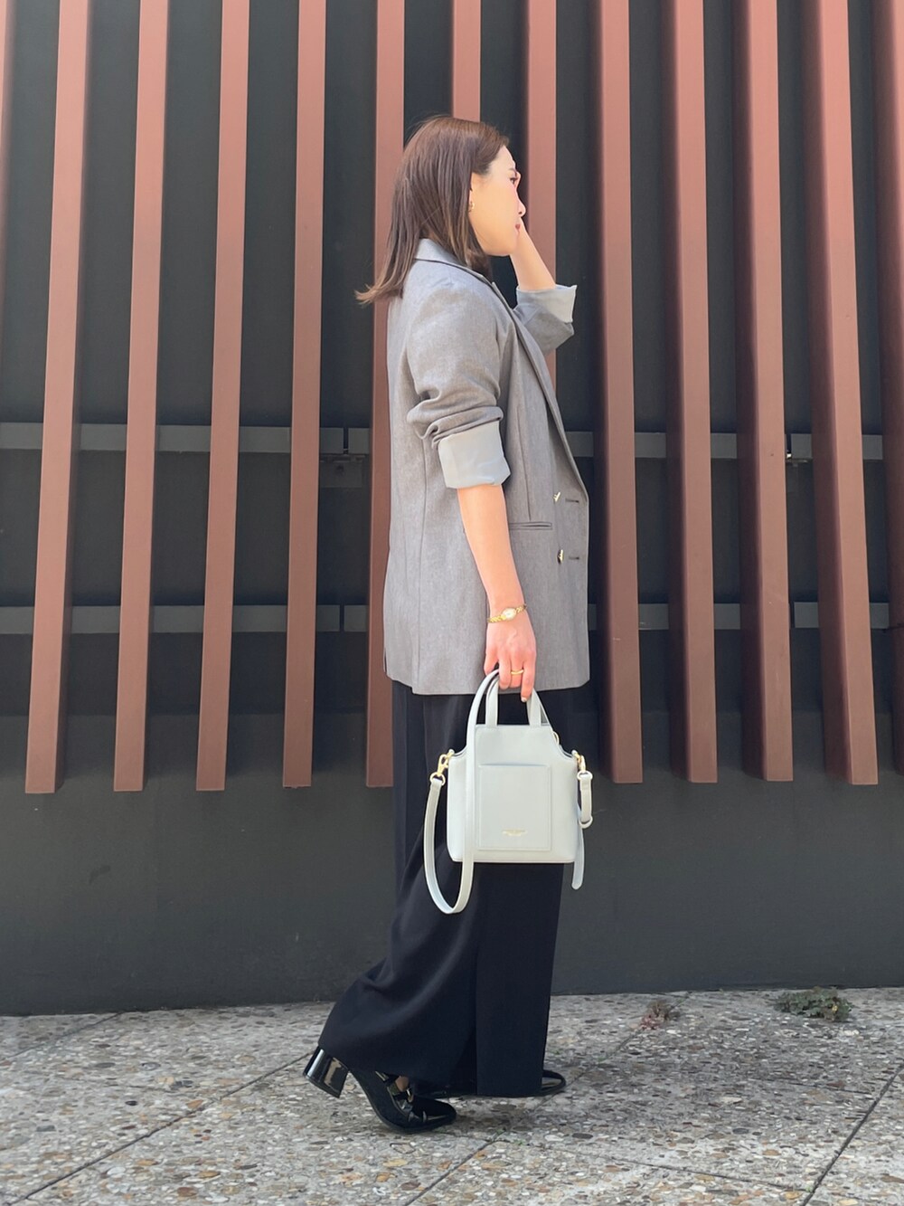 「ジャケット、グレー、パンツスタイル、ミニバッグ」｜「Samantha Thavasa Petit Choiceのアイテム（ショルダーバッグ、ブルー系）」を使った、hamanoirodori01さん（レディース・152cm）の秋コーディネートの2枚目の写真