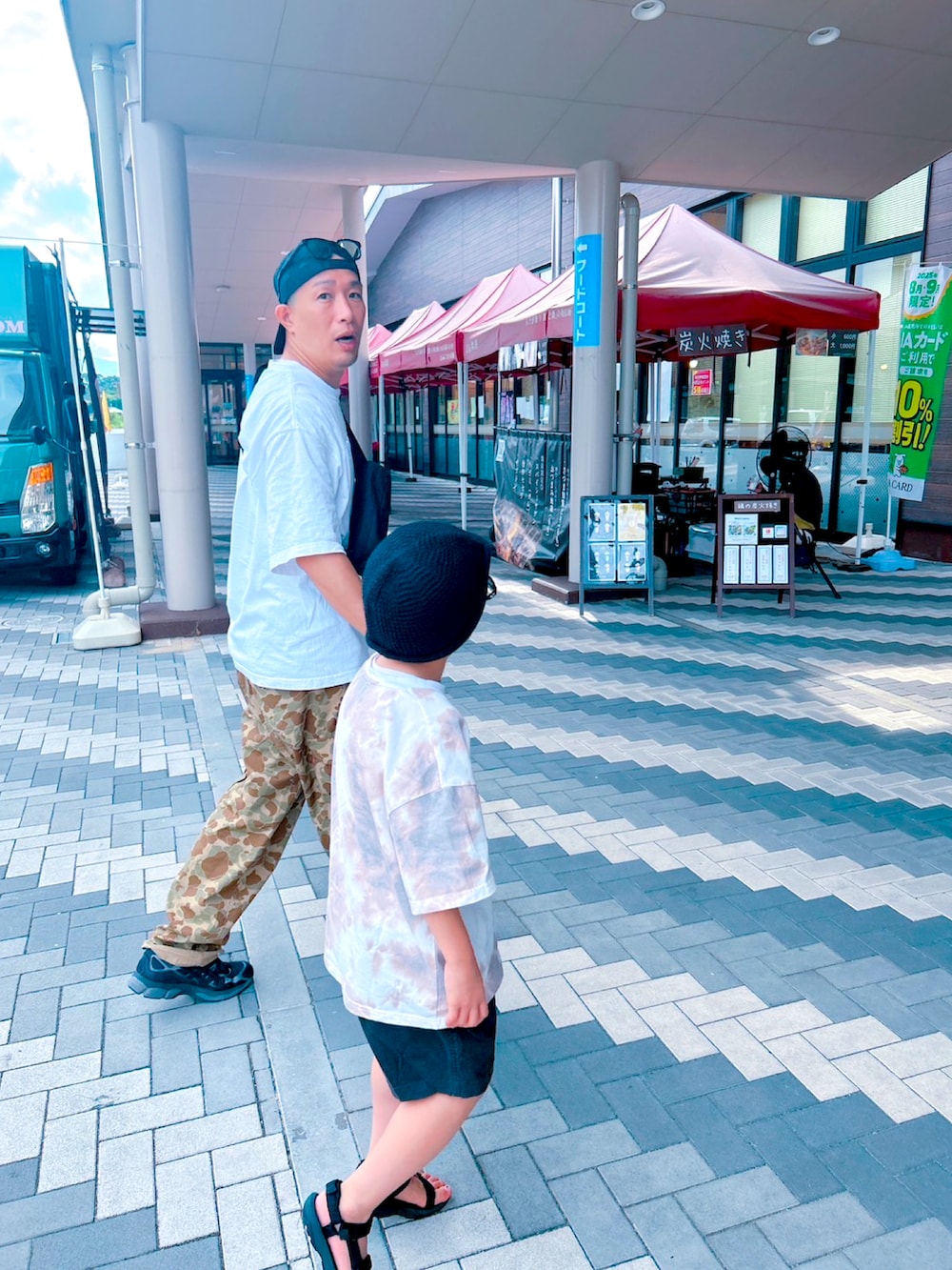 ホワイト系のTシャツ/カットソー、その他のカーゴパンツ、ブラック系のスニーカーを着用したメンズの秋コーディネートの2枚目の写真