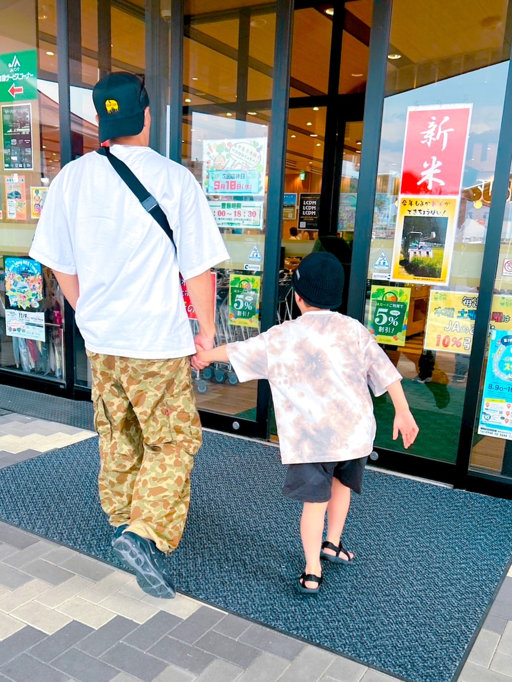ホワイト系のTシャツ/カットソー、その他のカーゴパンツ、ブラック系のスニーカーを着用したメンズの秋コーディネートの3枚目の写真