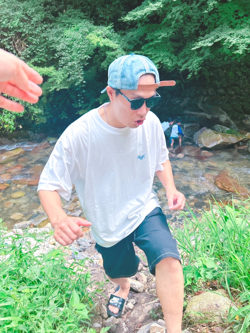 ホワイト系のTシャツ/カットソー、ブラック系のその他パンツ、ホワイト系のサンダルを着用したメンズの夏コーディネートの4枚目の写真