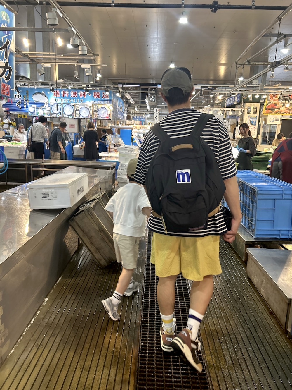 ブルー系のTシャツ/カットソー、イエロー系のその他パンツ、ブラウン系のスニーカーを着用したメンズの夏コーディネートの3枚目の写真