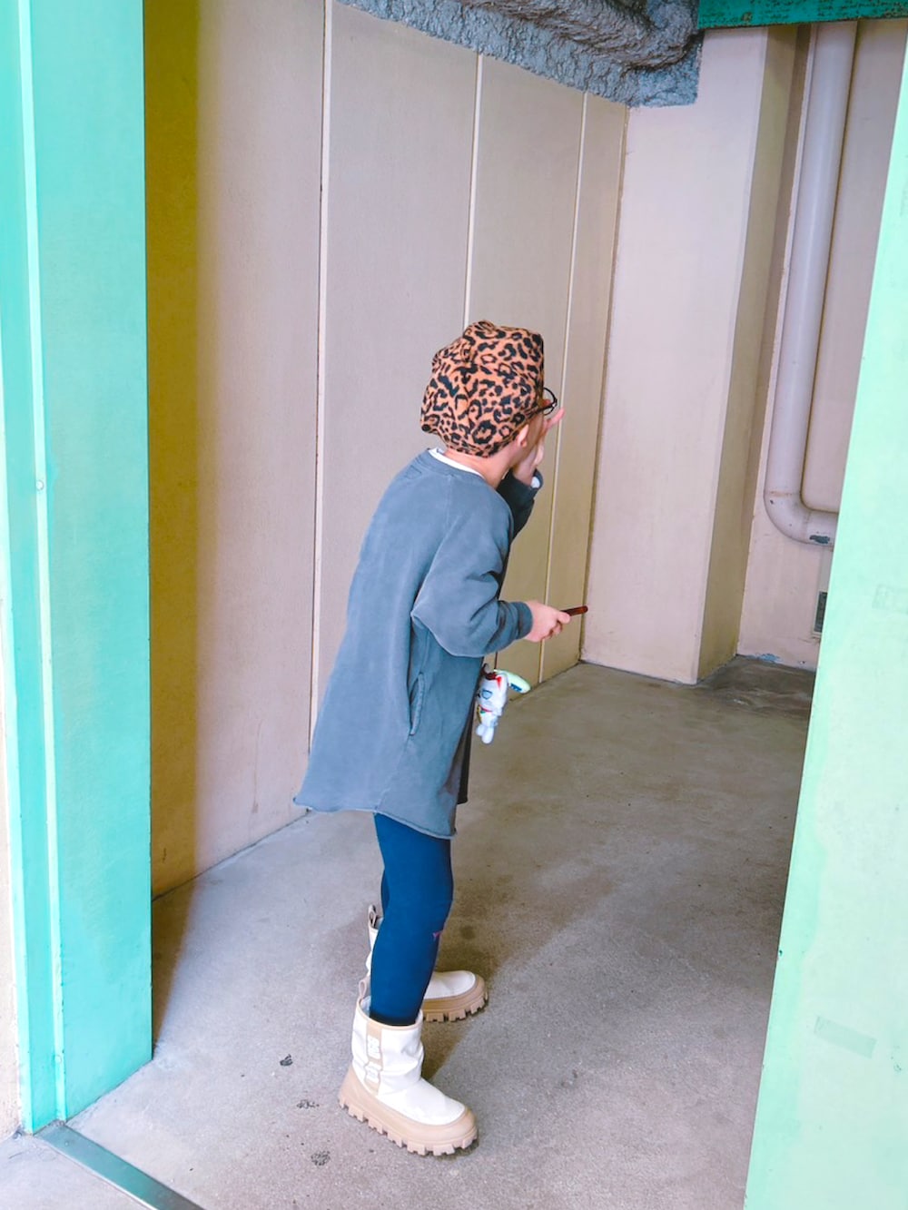 レッド系のブルゾン、ホワイト系のチノパンツ、ブラウン系のスニーカーを着用したメンズの春コーディネートの4枚目の写真