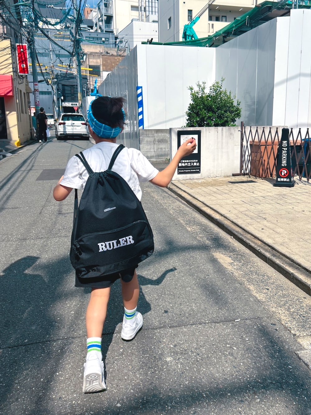 その他のTシャツ/カットソー、ブラック系のデニムパンツ、ブラック系のスニーカーを着用したメンズの夏コーディネートの4枚目の写真