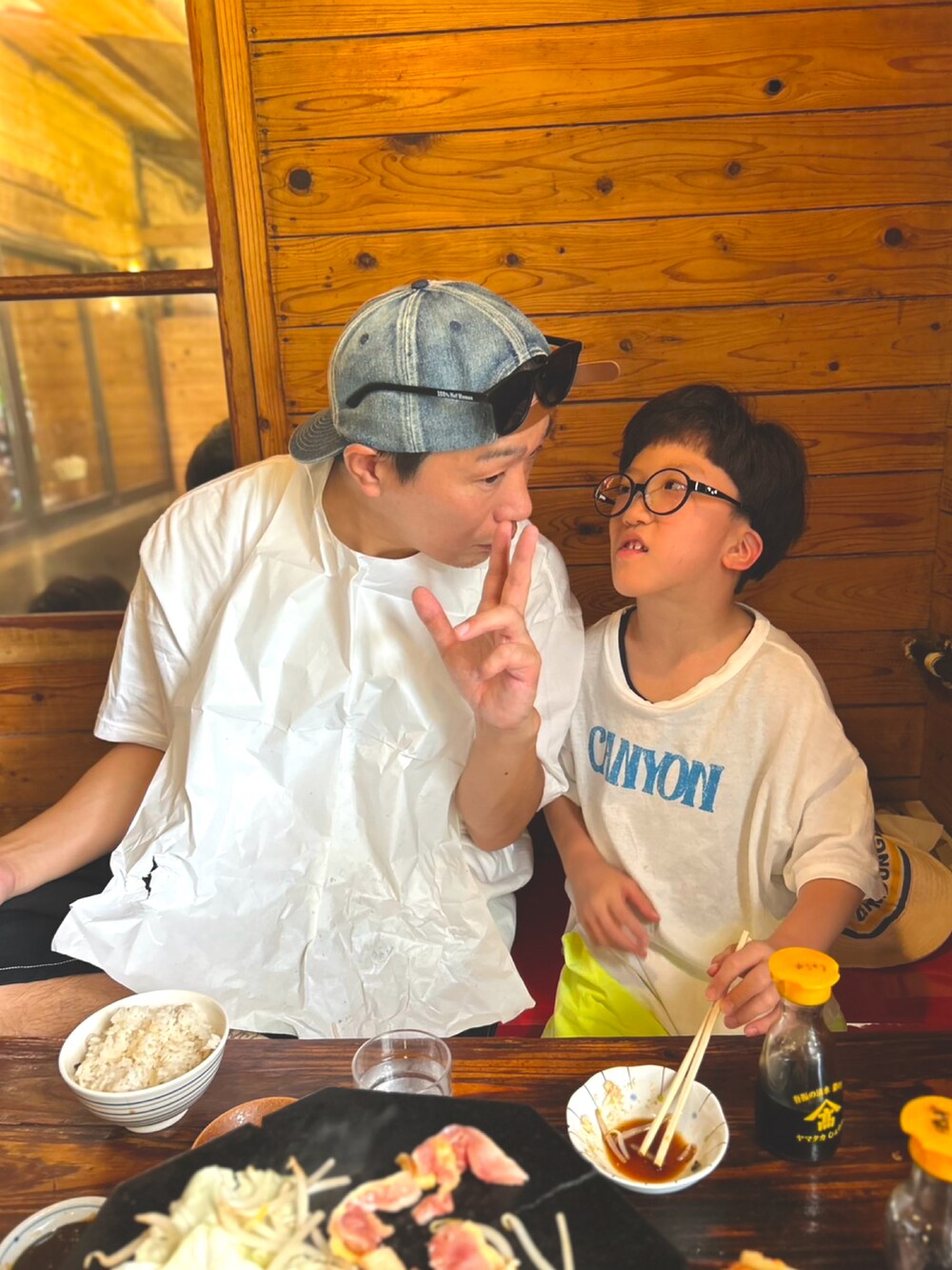 ホワイト系のTシャツ/カットソー、ブラック系のその他パンツ、ホワイト系のサンダルを着用したメンズの夏コーディネートの5枚目の写真