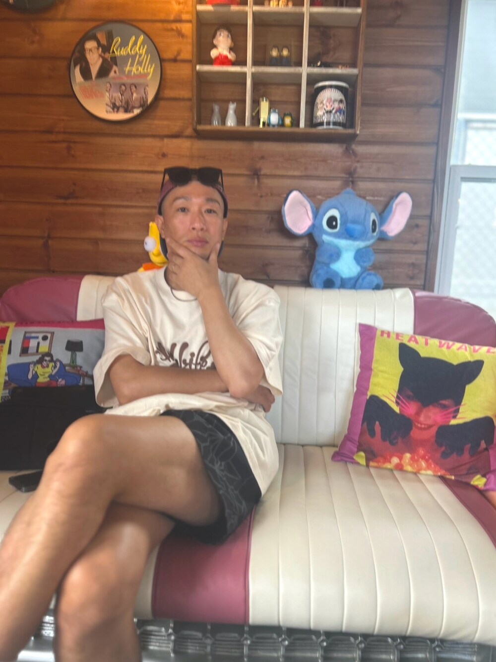 ベージュ系のTシャツ/カットソー、ブラック系のその他パンツ、ブラウン系のスニーカーを着用したメンズの夏コーディネートの2枚目の写真