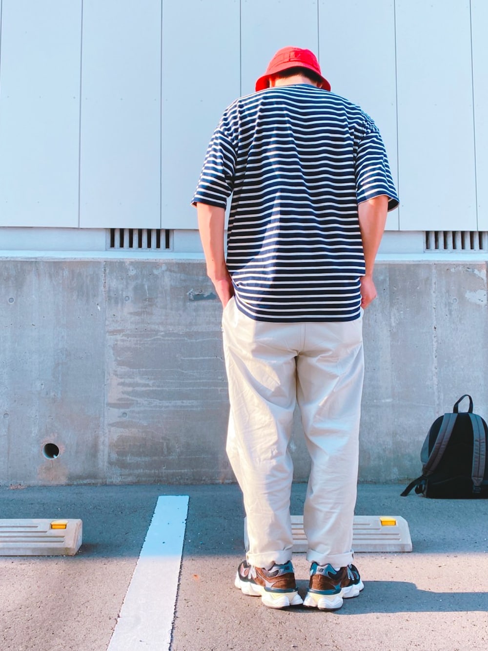 その他のTシャツ/カットソー、ホワイト系のチノパンツ、ブラウン系のスニーカーを着用したメンズの秋コーディネートの2枚目の写真