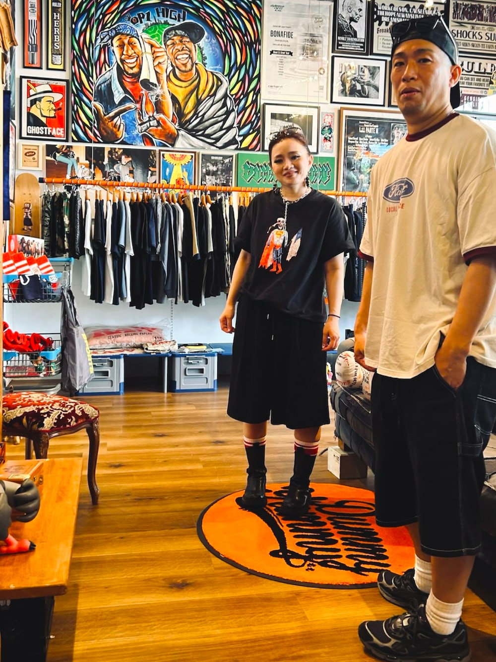 その他のTシャツ/カットソー、ブラック系のデニムパンツ、ブラック系のスニーカーを着用したメンズの夏コーディネートの2枚目の写真