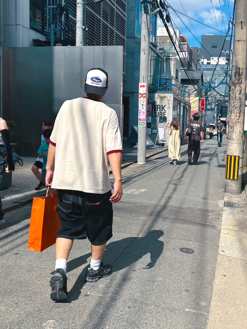 その他のTシャツ/カットソー、ブラック系のデニムパンツ、ブラック系のスニーカーを着用したメンズの夏コーディネートの3枚目の写真