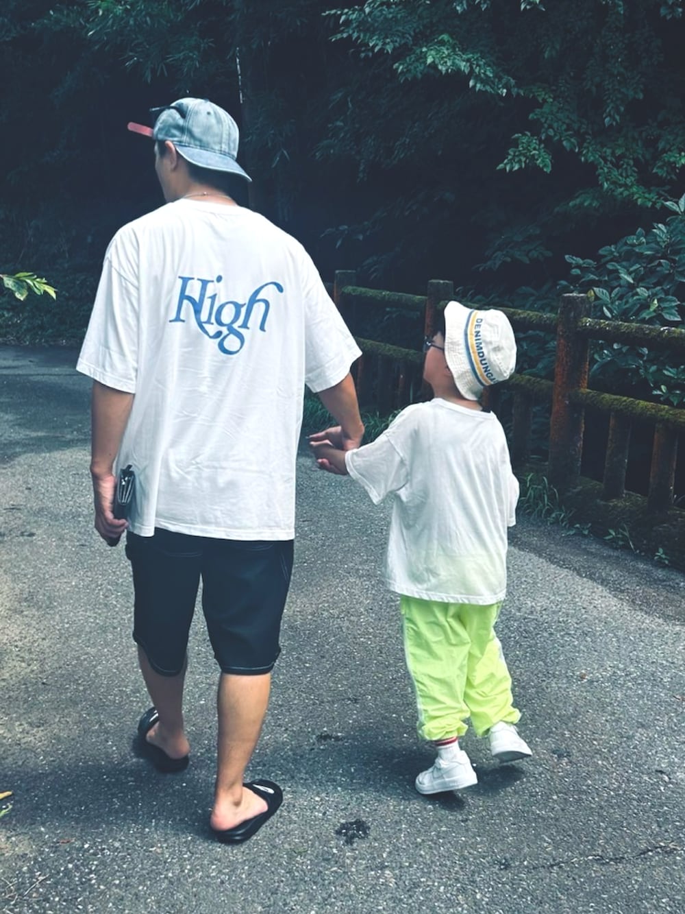 ホワイト系のTシャツ/カットソー、ブラック系のその他パンツ、ホワイト系のサンダルを着用したメンズの夏コーディネートの2枚目の写真