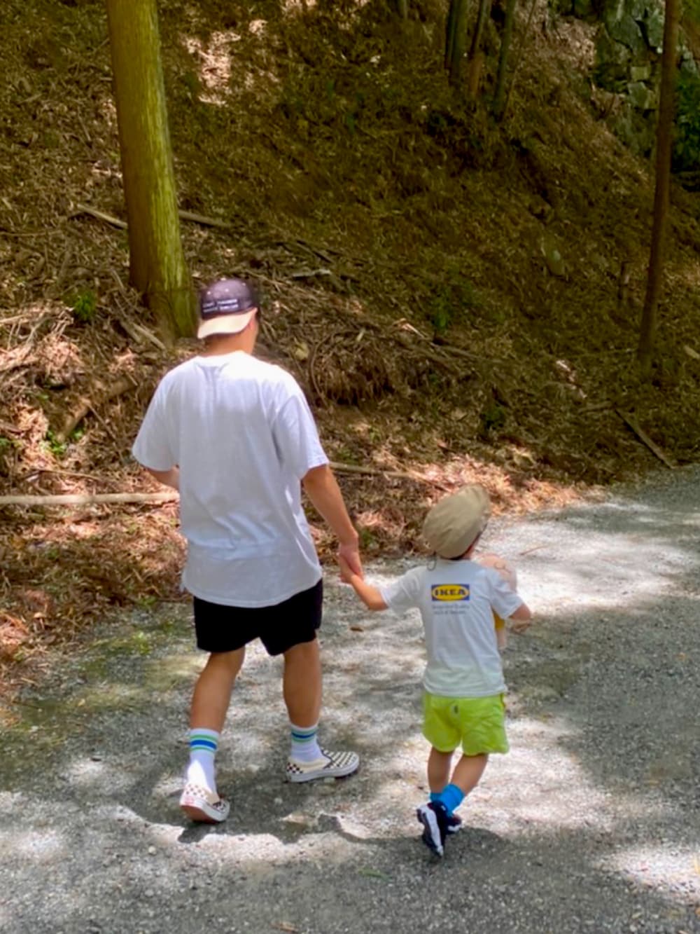 ホワイト系のTシャツ/カットソー、ブラック系のその他パンツ、ホワイト系のスニーカーを着用したメンズの夏コーディネートの2枚目の写真