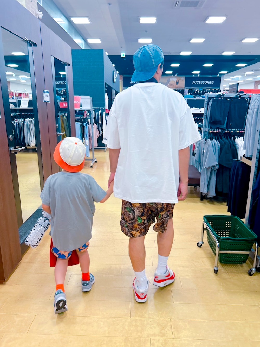 ホワイト系のTシャツ/カットソー、その他のその他パンツ、その他のスニーカーを着用したメンズの夏コーディネートの3枚目の写真