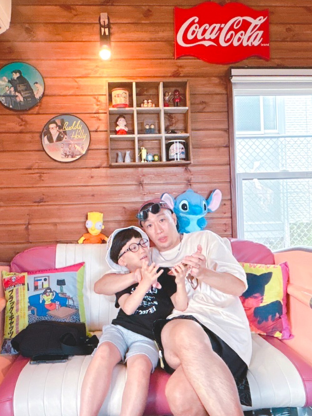 ベージュ系のTシャツ/カットソー、ブラック系のその他パンツ、ブラウン系のスニーカーを着用したメンズの夏コーディネートの4枚目の写真