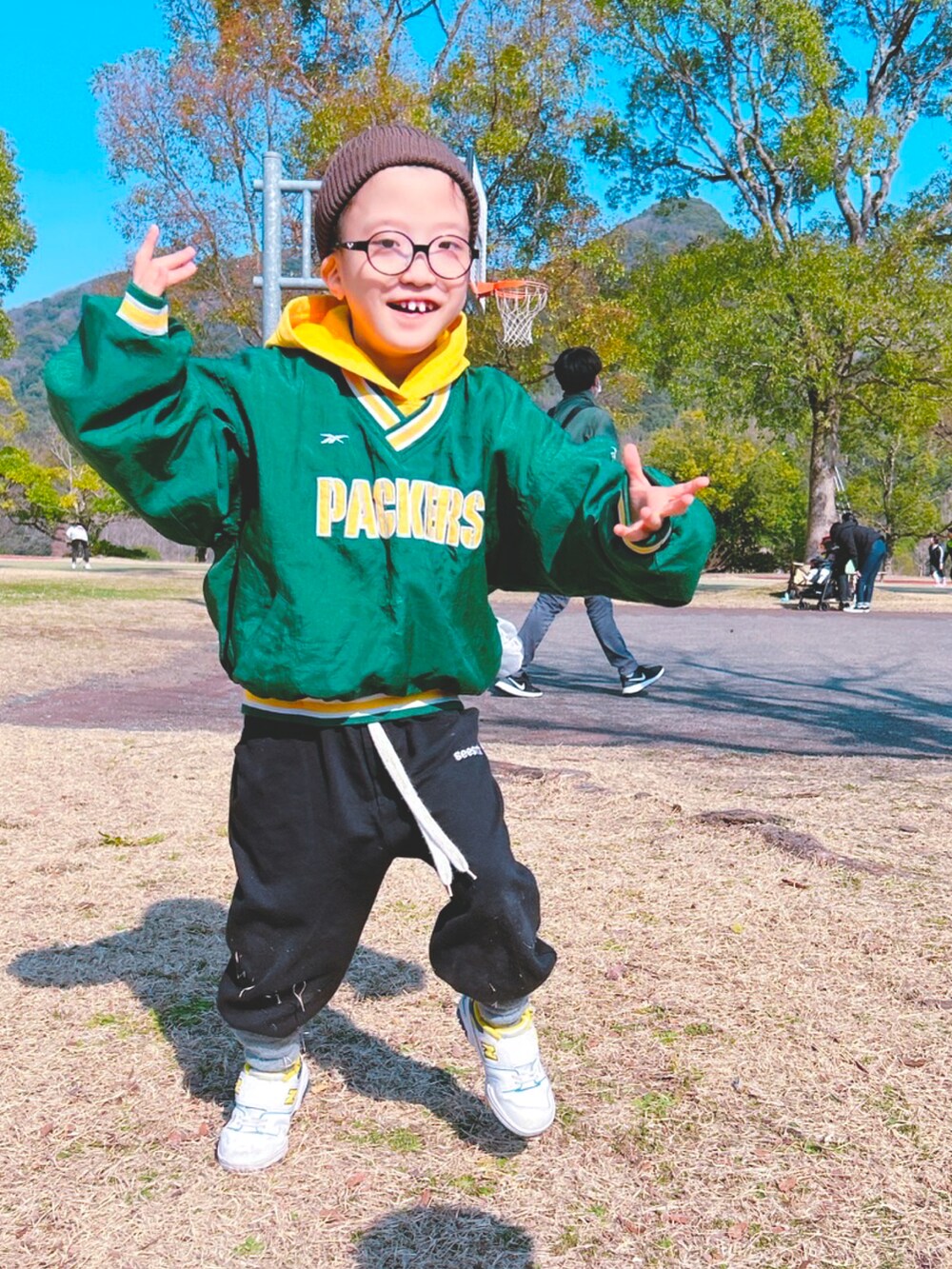 ブラック系のスウェットパンツ、ブルー系のスニーカー、ブラック系のニットキャップ/ビーニーを着用したメンズの冬コーディネートの3枚目の写真