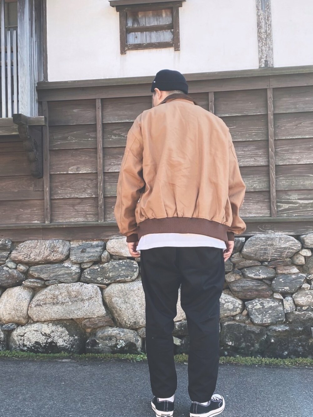 ブラウン系のジャケット/アウター、ホワイト系のTシャツ/カットソー、ブラック系のチノパンツを着用したメンズの秋コーディネートの3枚目の写真