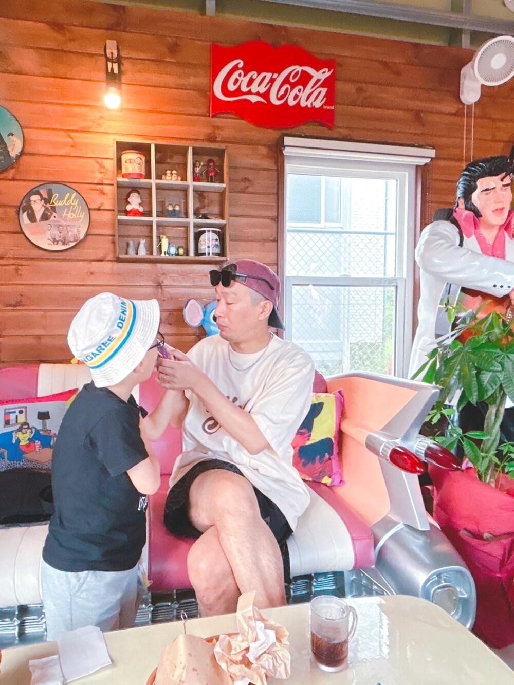 ベージュ系のTシャツ/カットソー、ブラック系のその他パンツ、ブラウン系のスニーカーを着用したメンズの夏コーディネートの5枚目の写真